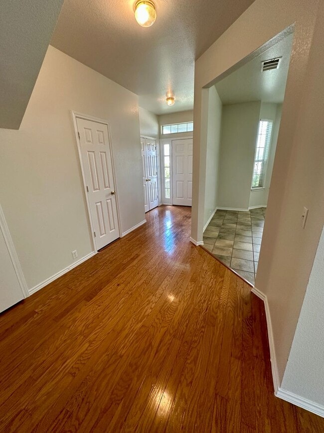 Building Photo - 3 bedroom townhome - Don't miss out!