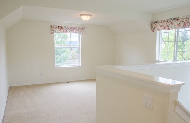 Building Photo - 3 Bed 2.5 Bath Single-family House Availab...