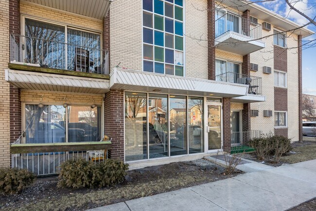 Primary Photo - 4702 S Avers Ave
