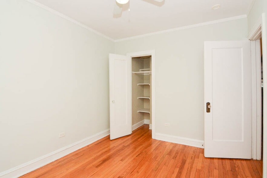 Building Photo - 547 W Surf St