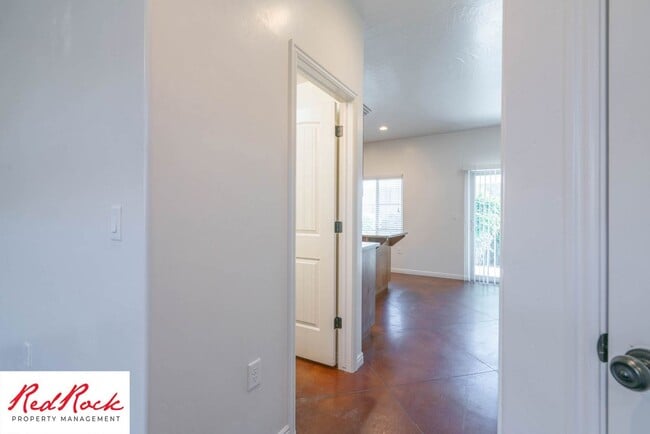 Building Photo - 3 Bedroom & 2.5 Bathroom & Dog Friendly!