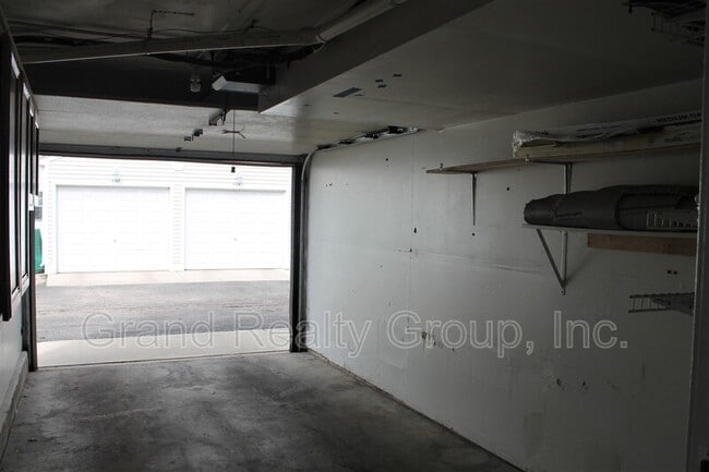 Building Photo - 440 Meadow Green Ln
