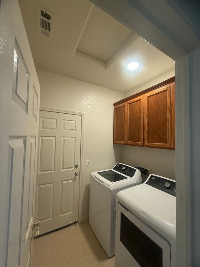 Building Photo - 55+ Gated Community Beautiful 3 Bed / 2 Bath Home in Desirable