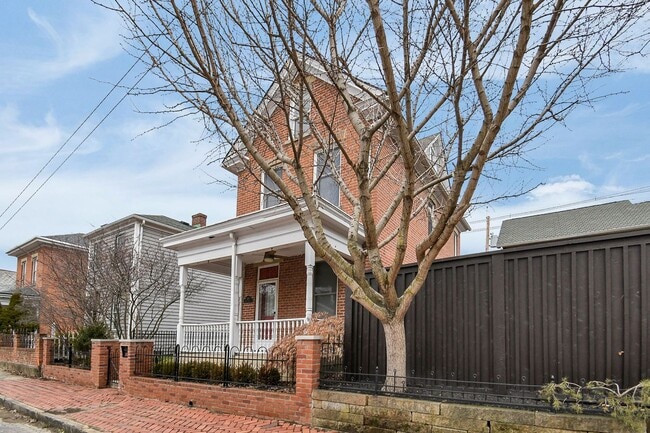 Building Photo - Stunning and Spacious 3 Bedroom House