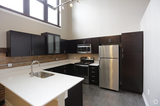 1BR, 1BA - Historic_880 SF - West Hill Apartments