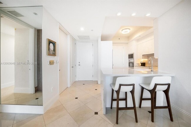 Building Photo - 100 South Pointe Dr