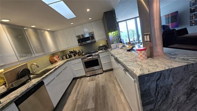 Building Photo - 5825 Collins Ave