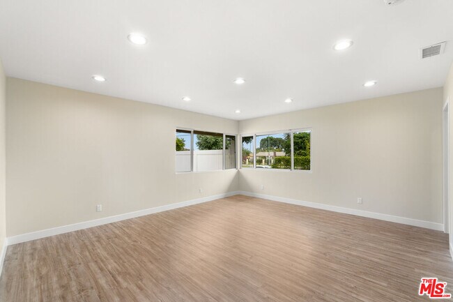 Building Photo - 17633 Nordhoff St