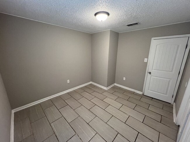Building Photo - Charming 3-Bedroom Home on Quiet Dead-End ...