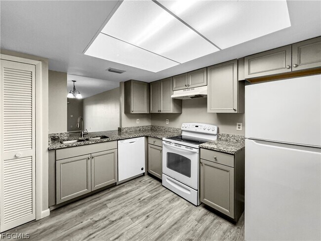 Building Photo - 4530 SW 10th Ave