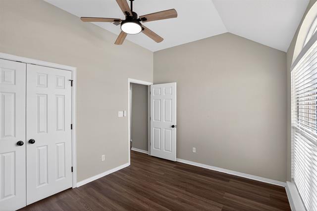 Building Photo - 402 Taos Ct E