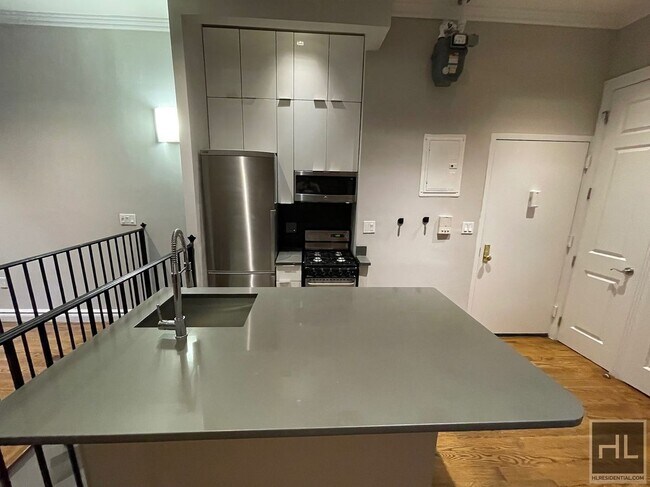 Building Photo - Mott Street