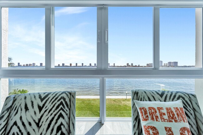 Building Photo - 301 Lake Shore Dr