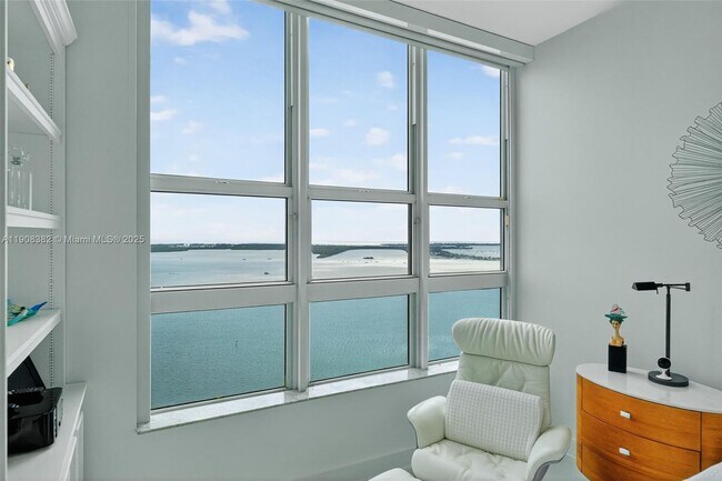 Building Photo - 1155 Brickell Bay Dr