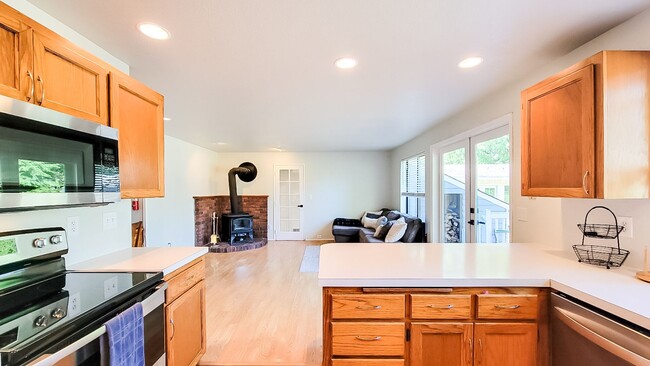 Building Photo - 4 Bedroom + 2 Flex Rooms On 1 Acre