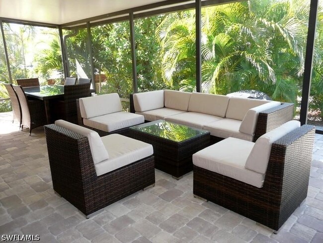 Building Photo - 264 Castaways St