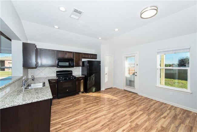 Building Photo - 322 Foxglove Dr