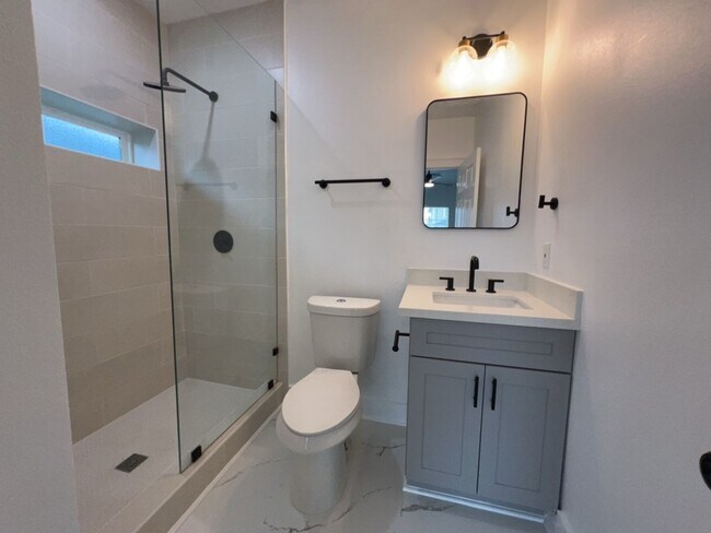 Building Photo - 224 Everton St