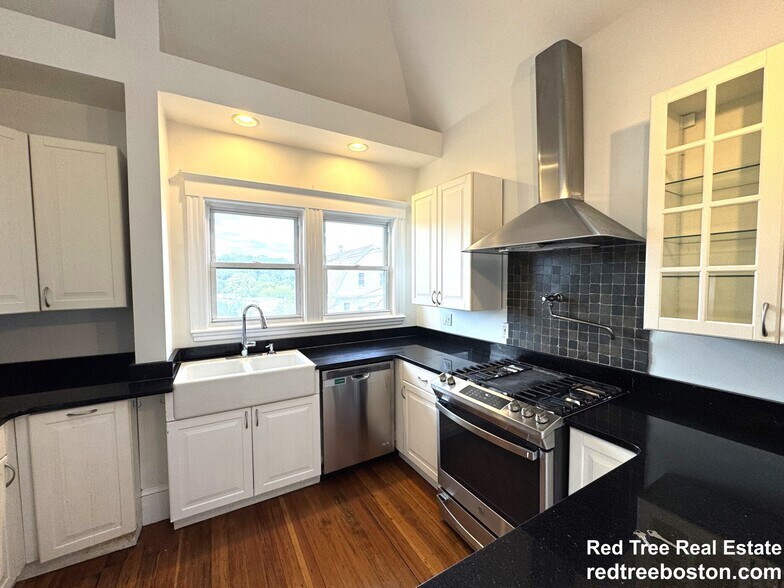 Primary Photo - 14 Breck Ave