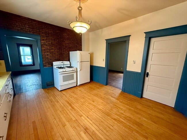 Building Photo - 909 S 6th Ave