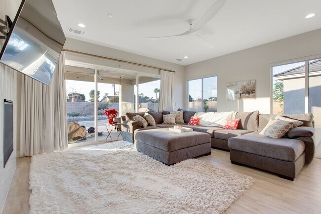 Building Photo - 5-Bedroom Pool & Spa Home in Masterpiece Estates