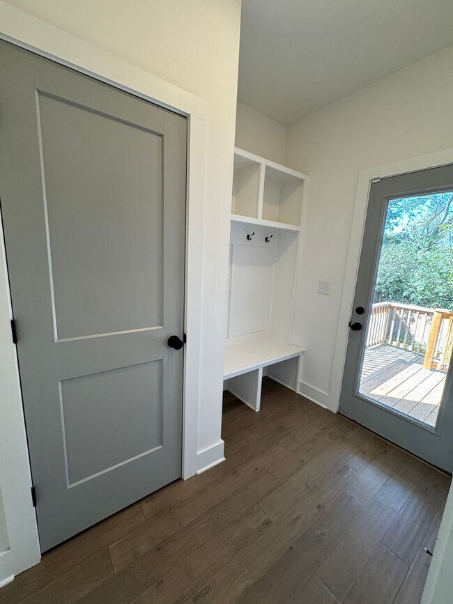 Building Photo - 3 bed. 2.5 bath in East Nashville ready fo...