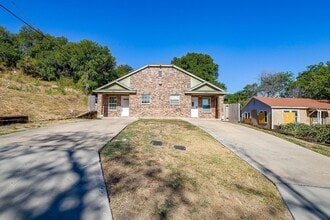 Building Photo - Half of Duplex Ready for New Tenants- 3 Bed, 2 Bath- Near the Historic Stockyards- 76164