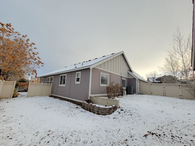 Building Photo - Freshly Updated Rambler in West Richland