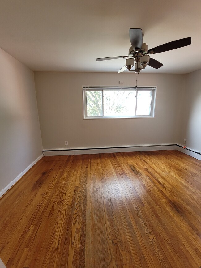 Master BR - 427 Jefferson St NE