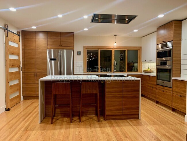 Building Photo - Beautiful, Private, Bright, Remodeled 3 Bd...