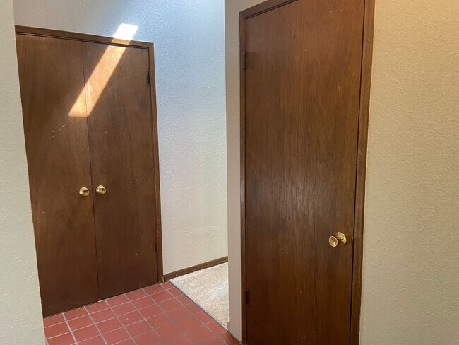 Building Photo - Spacious 2 Bedroom in Idyllic Location