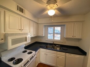 Building Photo - 2 bedroom 1.5 bath  The Cloister Condominium