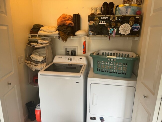 Building Photo - Updated 2 Br / 2 Ba End Unit TH w/ 2-Car G...