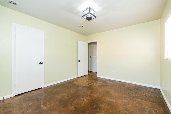 Building Photo - 1601 Alexandria Dr