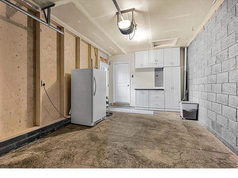 Building Photo - 858 Byler Cir