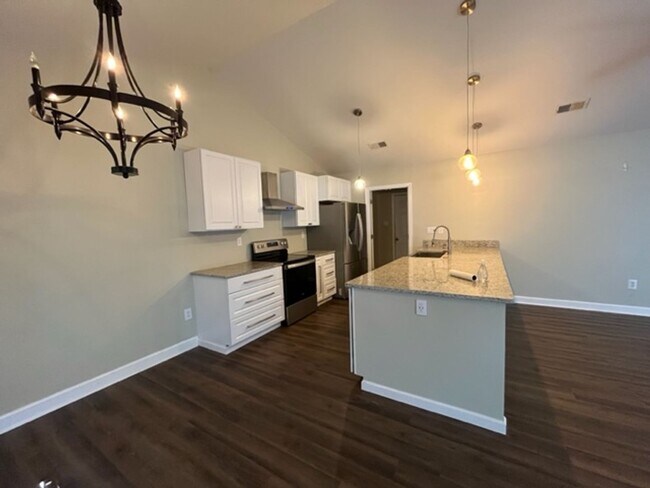 Building Photo - Renovated 3 Bedroom 2 Bath Home with 2 Car...