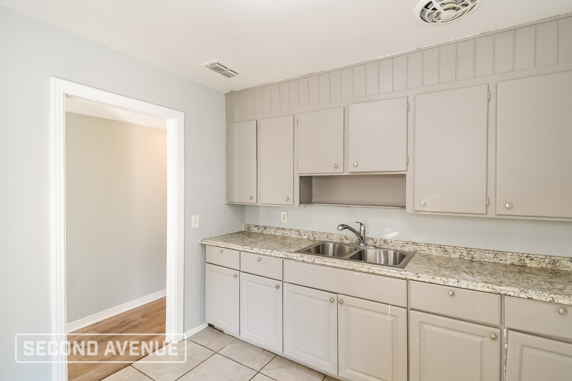 Building Photo - 7333 Roslyn Rd