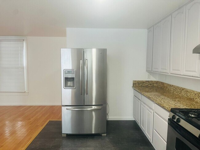 Building Photo - Spacious 1 Bedroom in Downtown Sacramento Where Convivence Is KEY! CALL Today To Schedule a Showing!