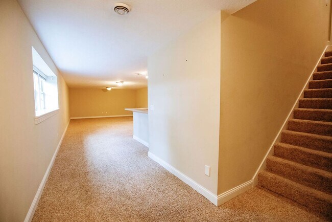 Building Photo - 3 Bed (with 4th bed potential downstairs),...