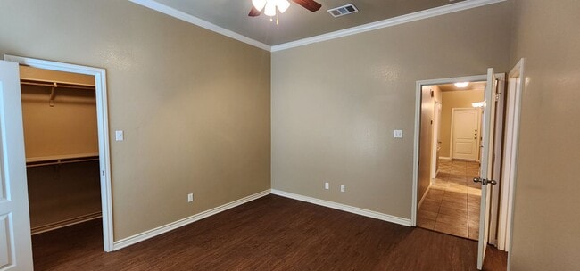 Building Photo - Beautiful 2 Bedroom / 2 Bath Duplex – Off ...