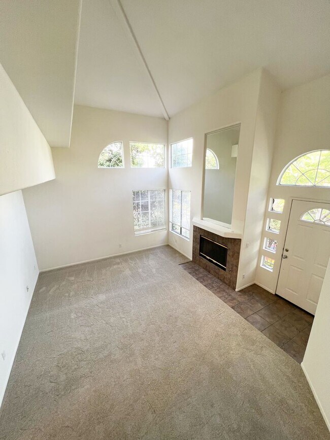 Building Photo - Large Townhome - 3 Bed/ 3 Bath with 2 car garage in Carmel Valley!