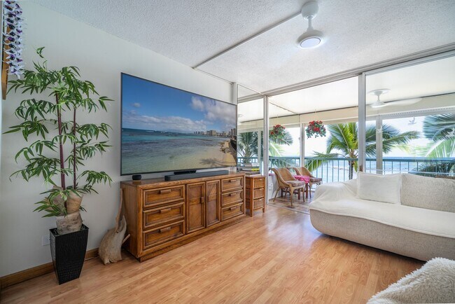 Building Photo - Oceanfront Kaimana Beach Studio at Sans Souci