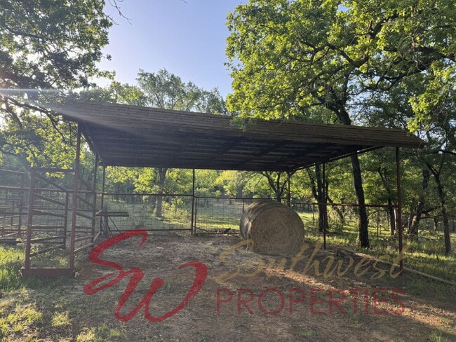 Building Photo - 2 bedroom 2 bath on a 12 acre paradise!