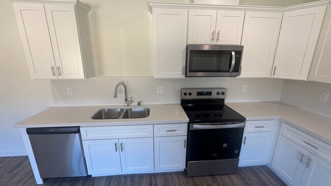 Building Photo - Coyote Run Duplexes 9004