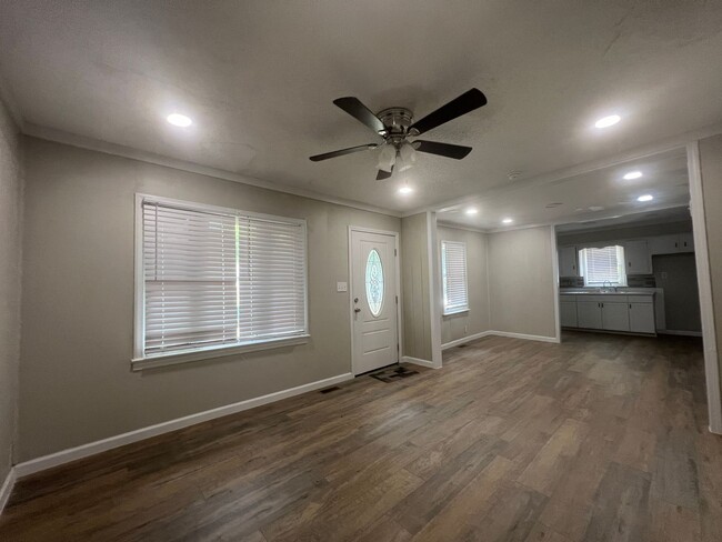 Building Photo - *Just reduced & Move-in ready! **$395 move...