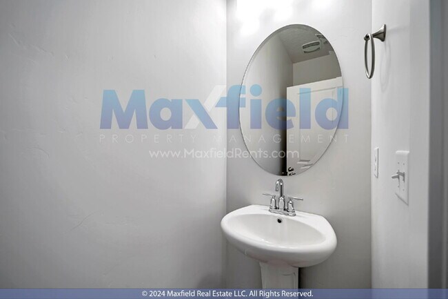Building Photo - Beautiful Interior Townhouse - 3BD 3BA 2GA