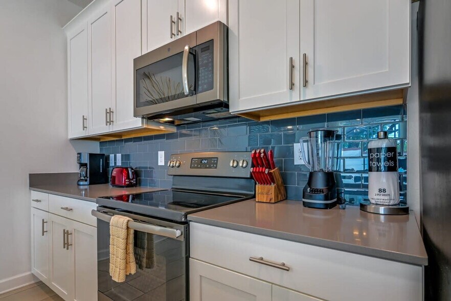 Building Photo - 5047 Windermere Ave