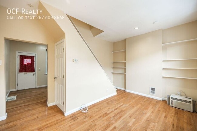 Building Photo - 2500 E Oakdale St