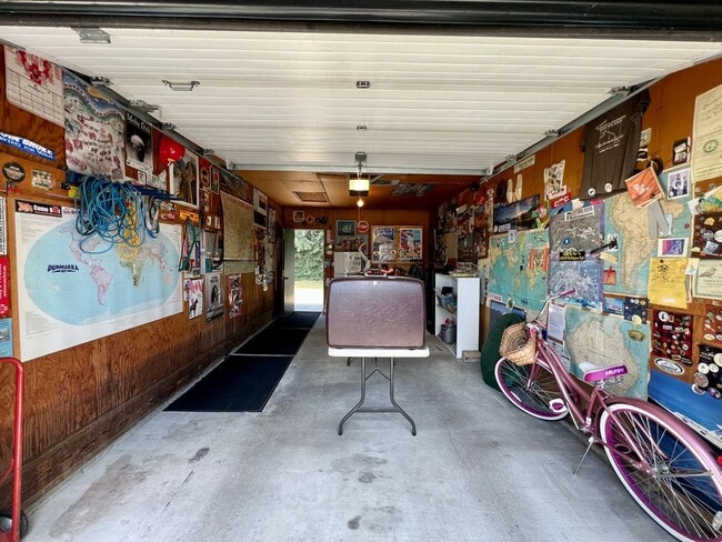 Building Photo - Available Nov 1st / Furnished / 1-Car Gara...