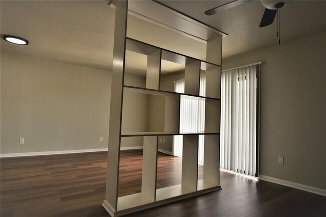 Building Photo - 2824 S Bartell Dr